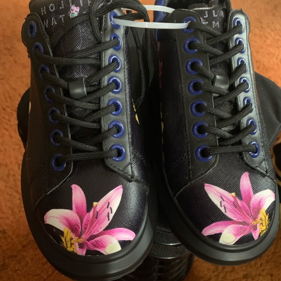 Sneakers - Picture 1 of 4